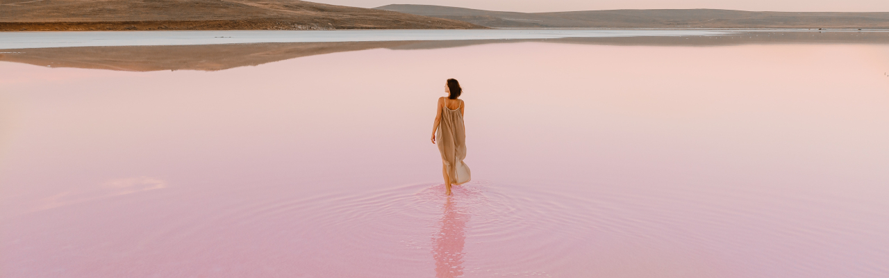 Frau im rosa Meer