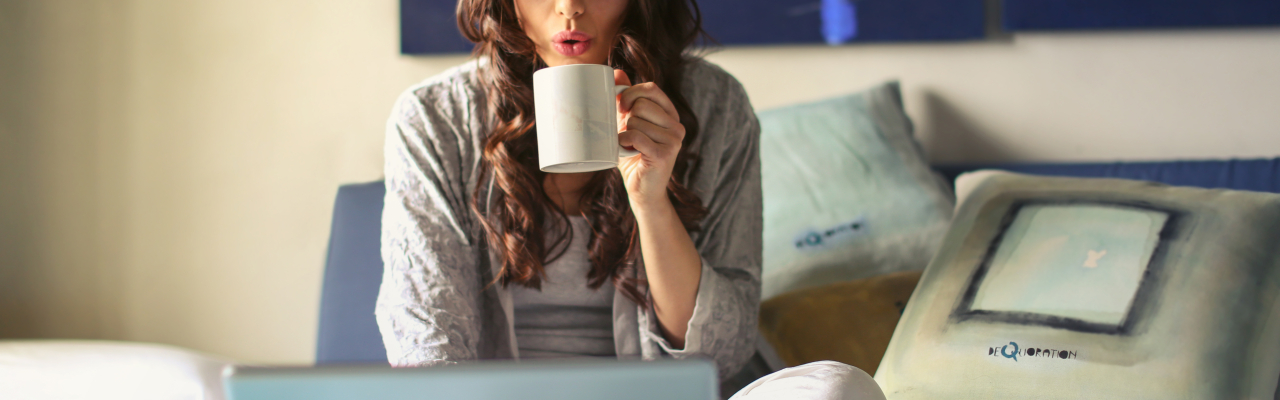 Mädchen mit Laptop auf dem Bett